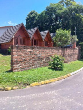 pequena Pousada Pernottare estacionamento frente e lado publico privado